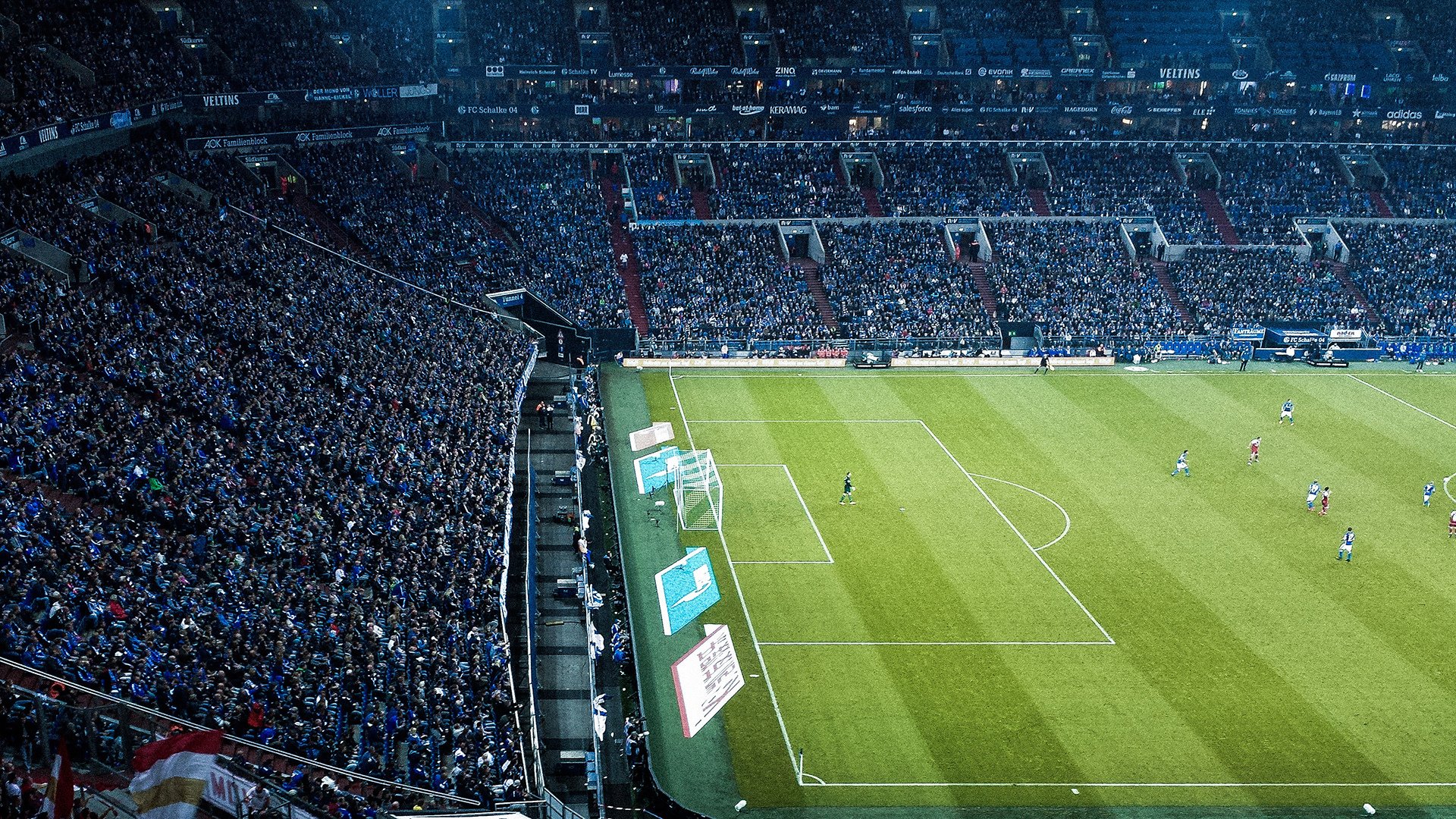 《赛场外的故事:幕后工作人员的平凡与执着》,赛场内外的英文